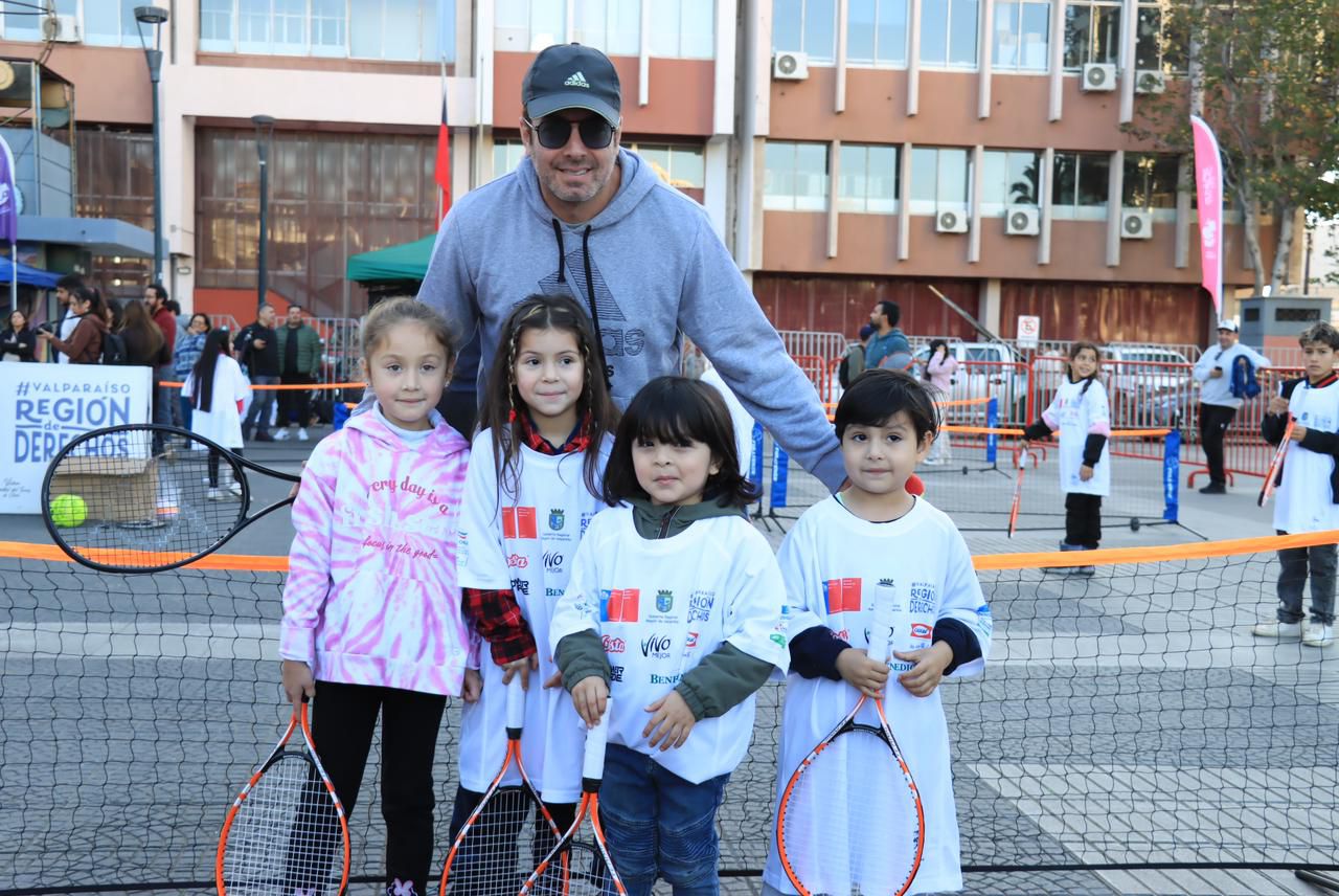 Nicolás Massú junto a un grupo de niños.