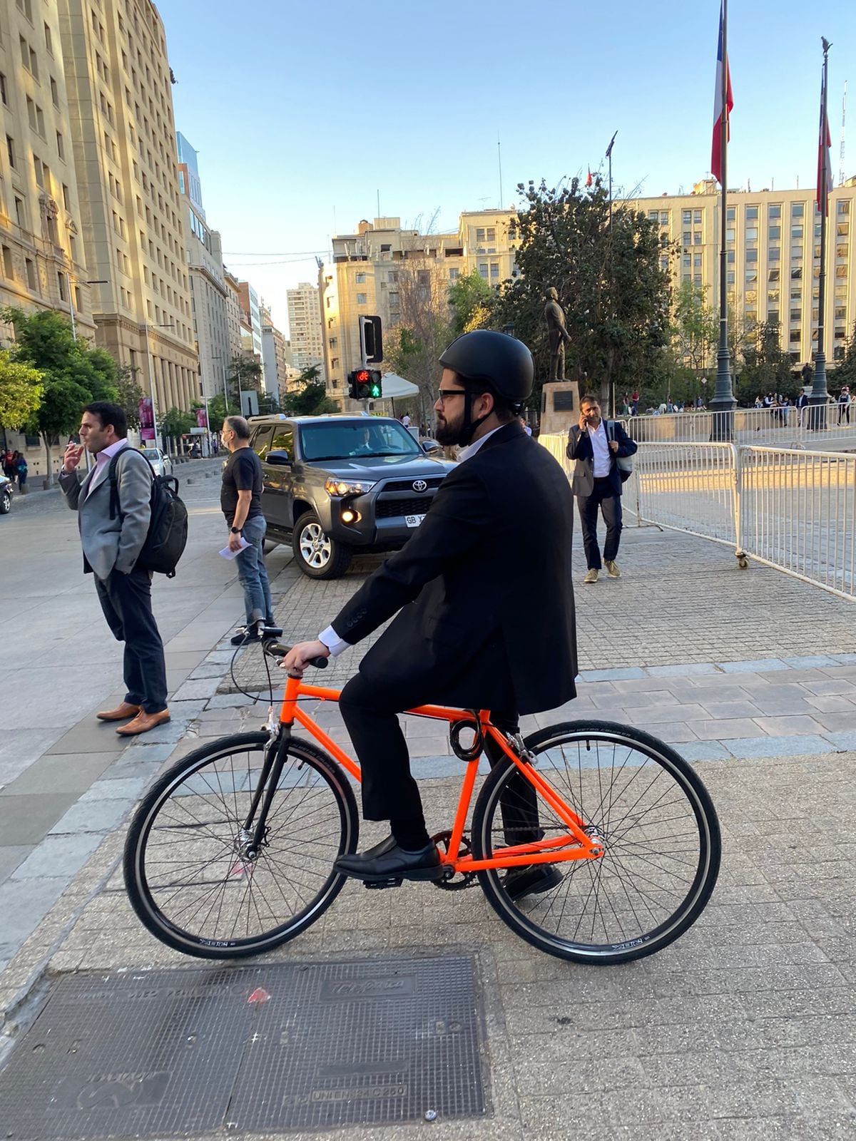 Presidente Boric en bicicleta