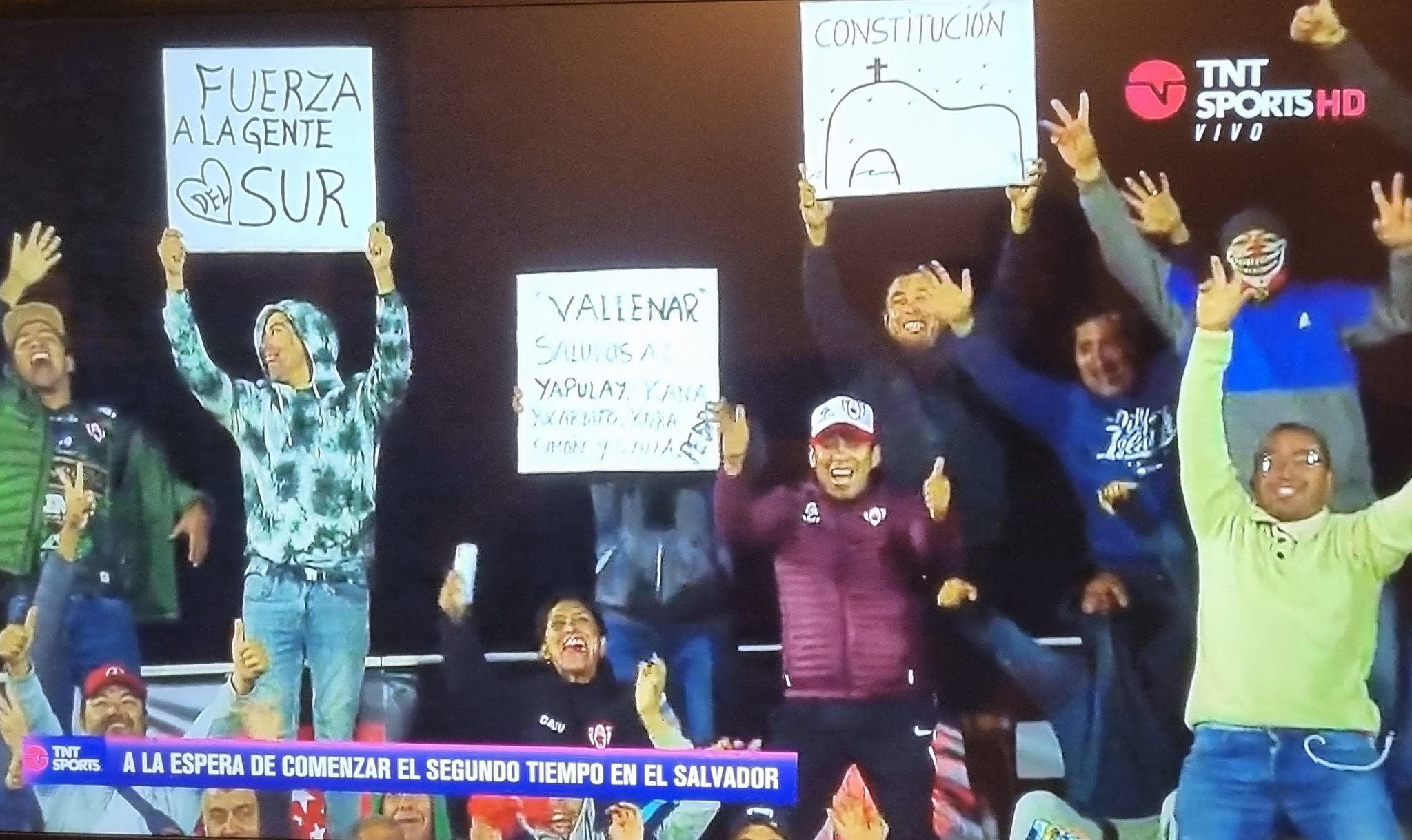 Apoyo a la gente que ha sufrido por los incendios en el sur durante el partido entre Cobresal y Deportes Copiapó.