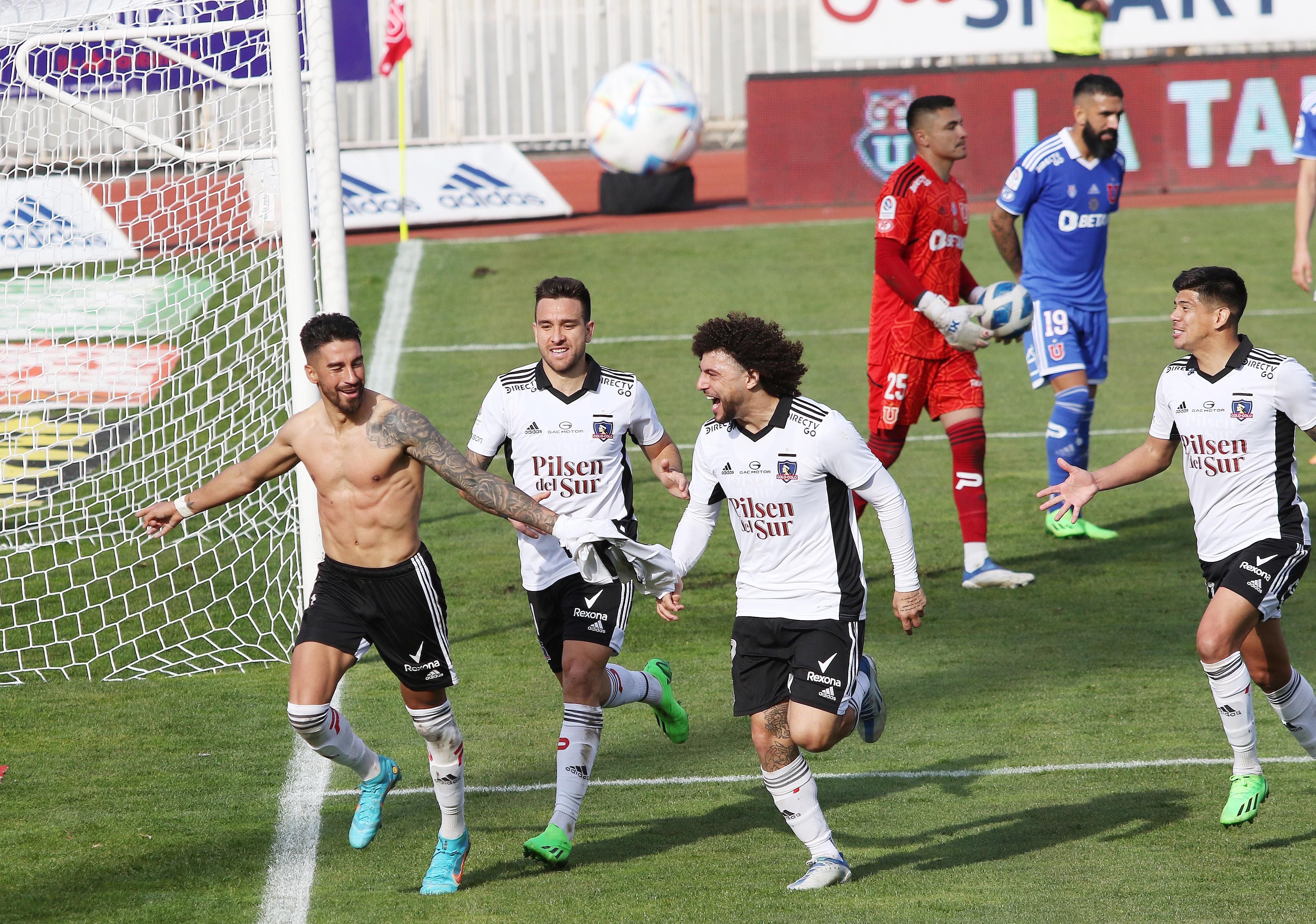 El jugador Juan Martin Lucero (c) marca de penal el un tercer gol a uno frente a Universidad de Chile, durante el partido válido por la vigésima fecha del Campeonato Nacional 2022, entre Universidad de Chile y Colo Colo, disputado en el Estadio Fiscal de Talca.