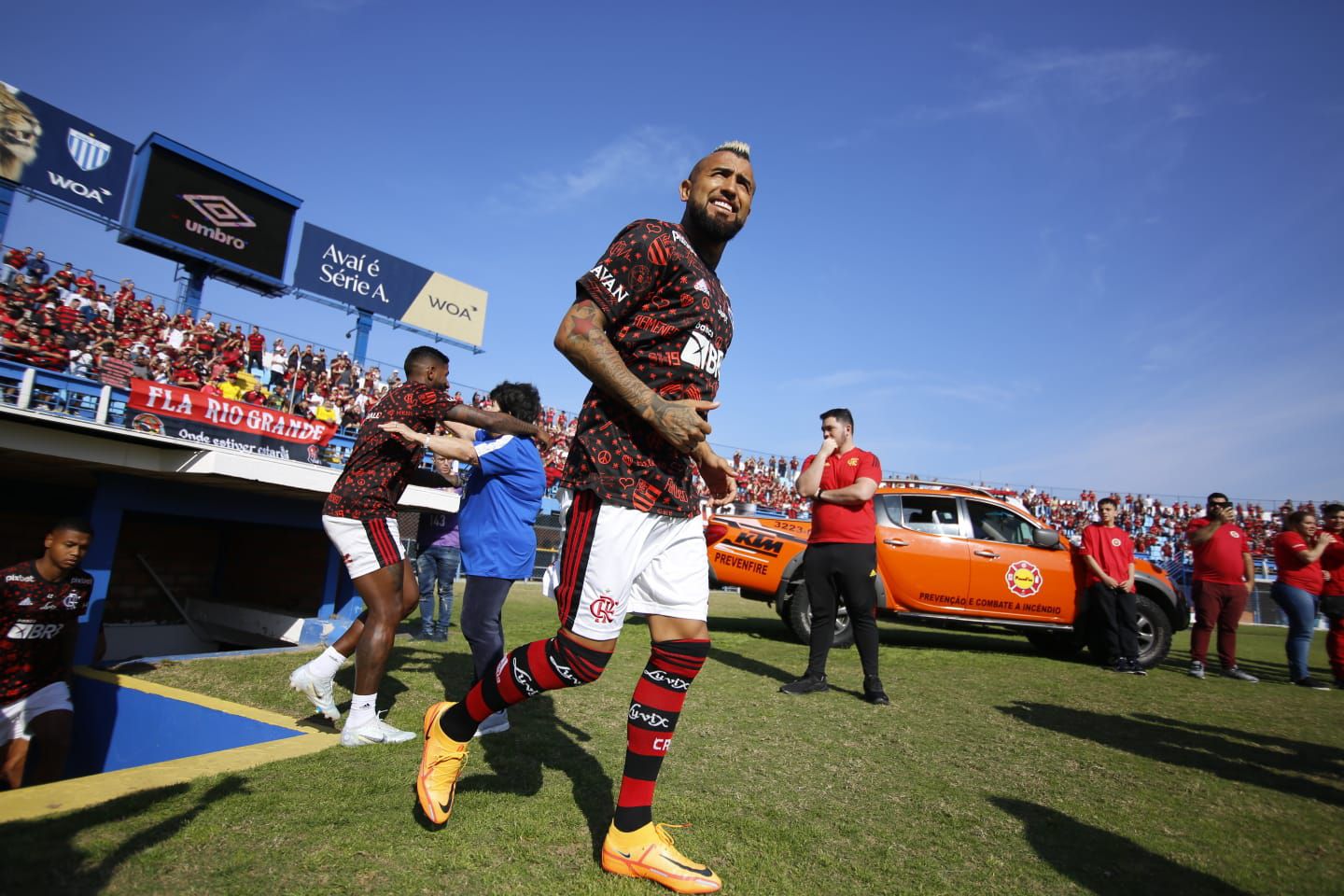 Arturo Vidal salta al campo en el calentamiento previo.