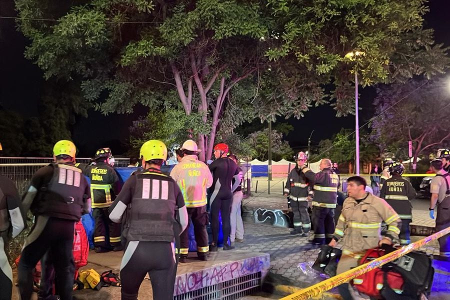 Bomberos rescata a dos personas que cayeron al Canal San Carlos - La Tercera