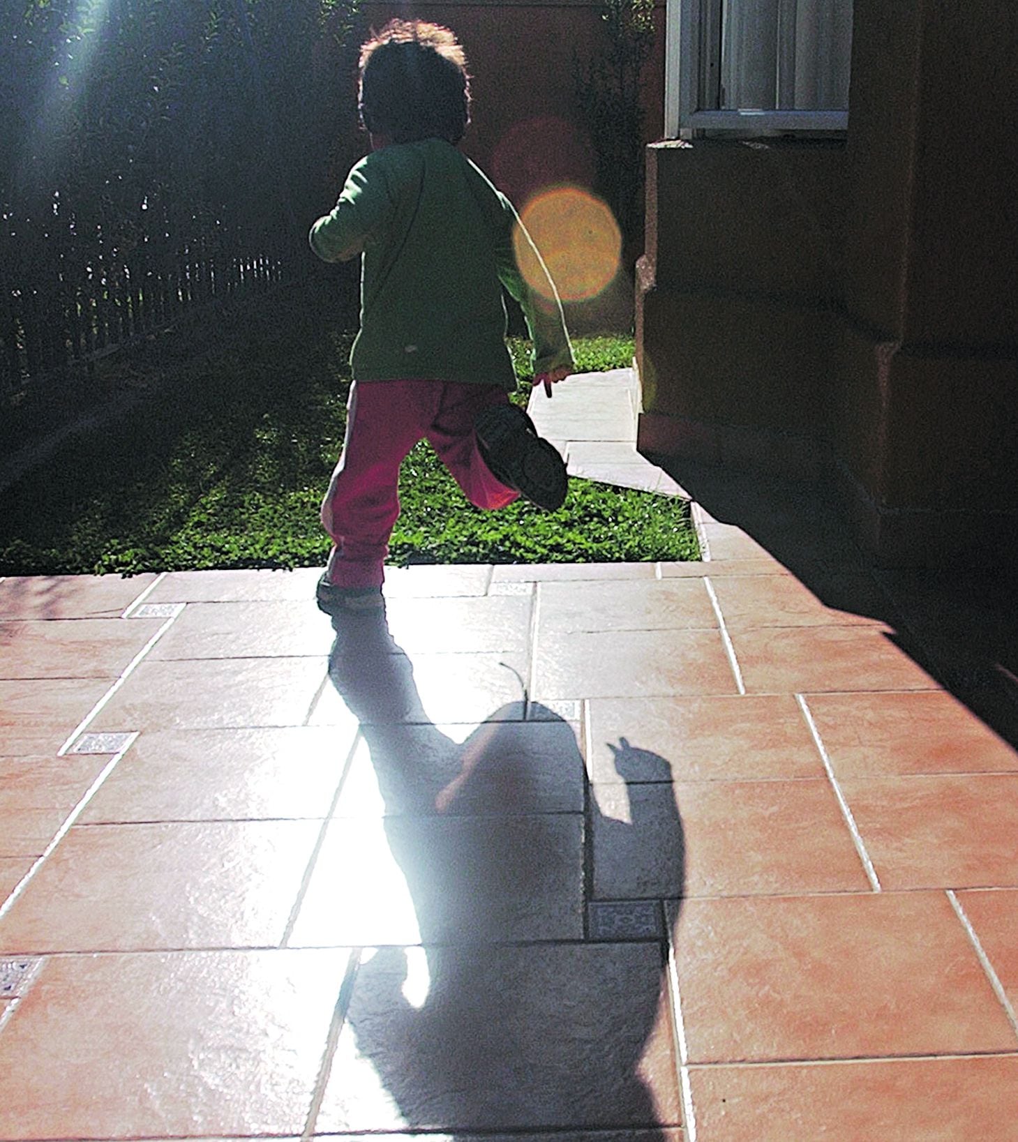 Imagen niño sobre baldosas