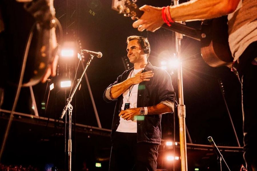 Video: Roger Federer joins Coldplay to perform one of their hits on stage -  Athletistic