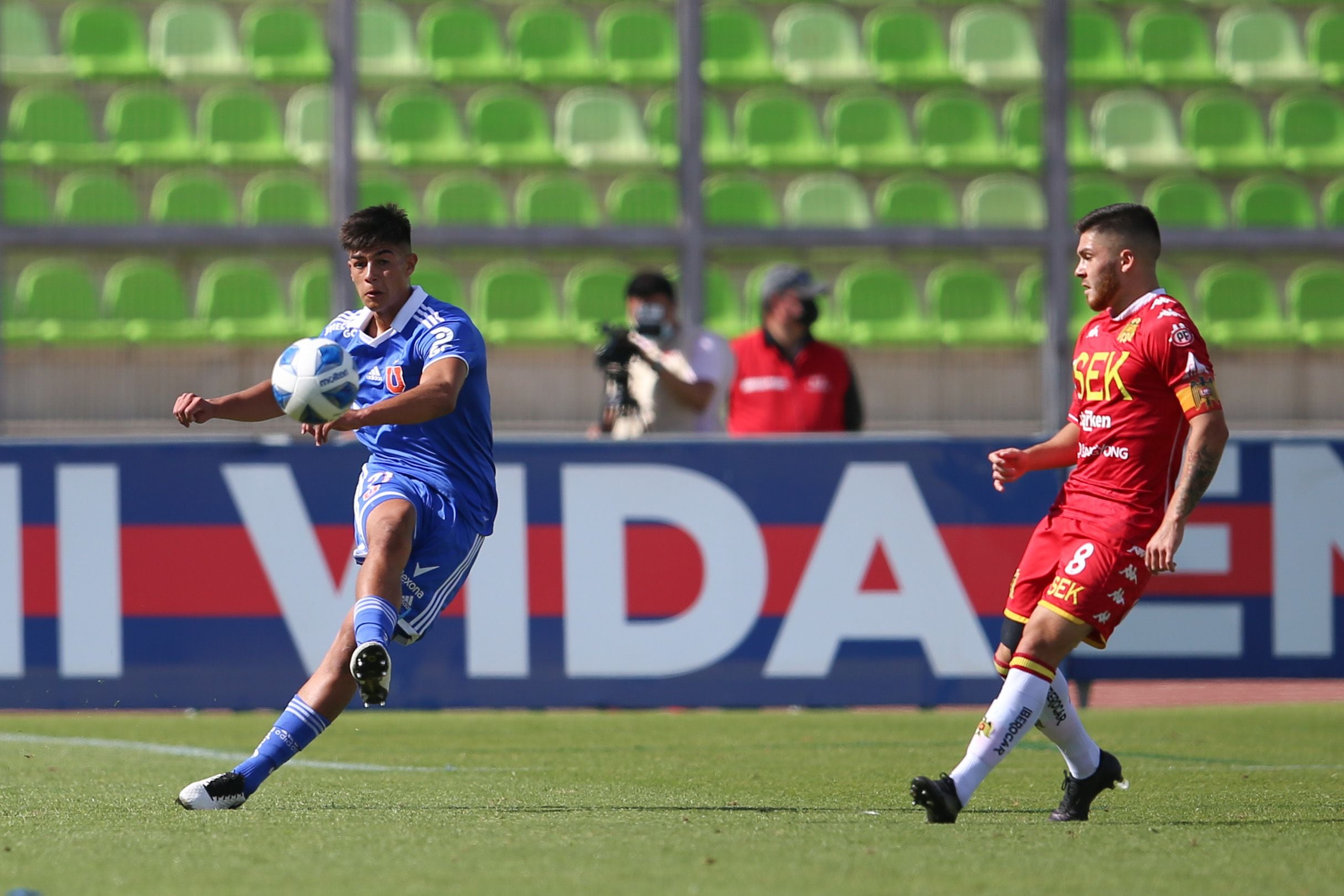 Bastián Tapia se ganó su lugar en la zaga de Universidad de Chile y ahora vivirá su primer Clásico Universitario en el profesionalismo.
Foto: Gentileza Universidad de Chile.