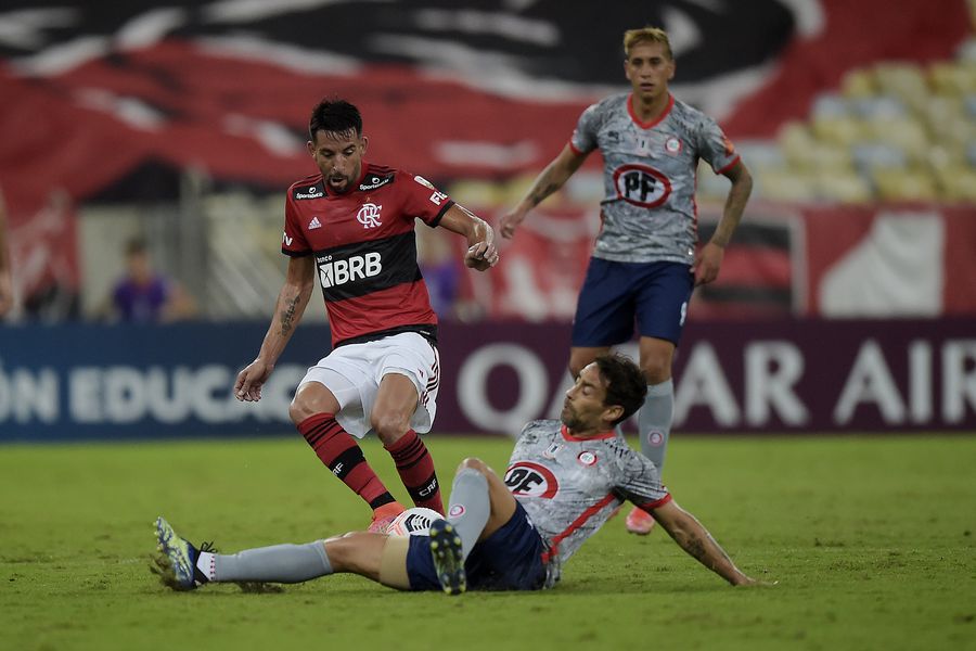 Huaso titular!🤪⚫🔴🔥 Mauricio Isla sigue su travesía en tierras brasileñas  y hoy nuevamente irá desde el inicio. El Flamengo recibe a…