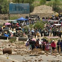 Protestas por falta de dólares, combustible y alza de alimentos elevan presión contra gobierno de Arce en Bolivia
