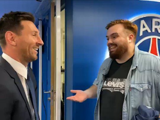 Lionel Messi e Ibai Llanos, en la presentación del astro en el PSG.