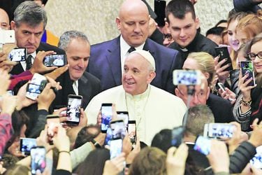 The faithful greet and take photos of Pope (44523691)