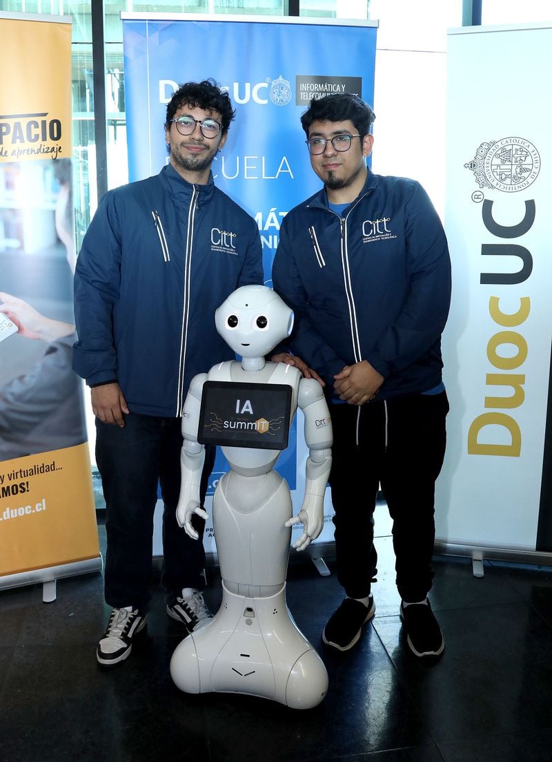 Estudiantes del Centro de Innovación y Transferencia Tecnológica CITT de Duoc UC junto al robot PepperCITTo.