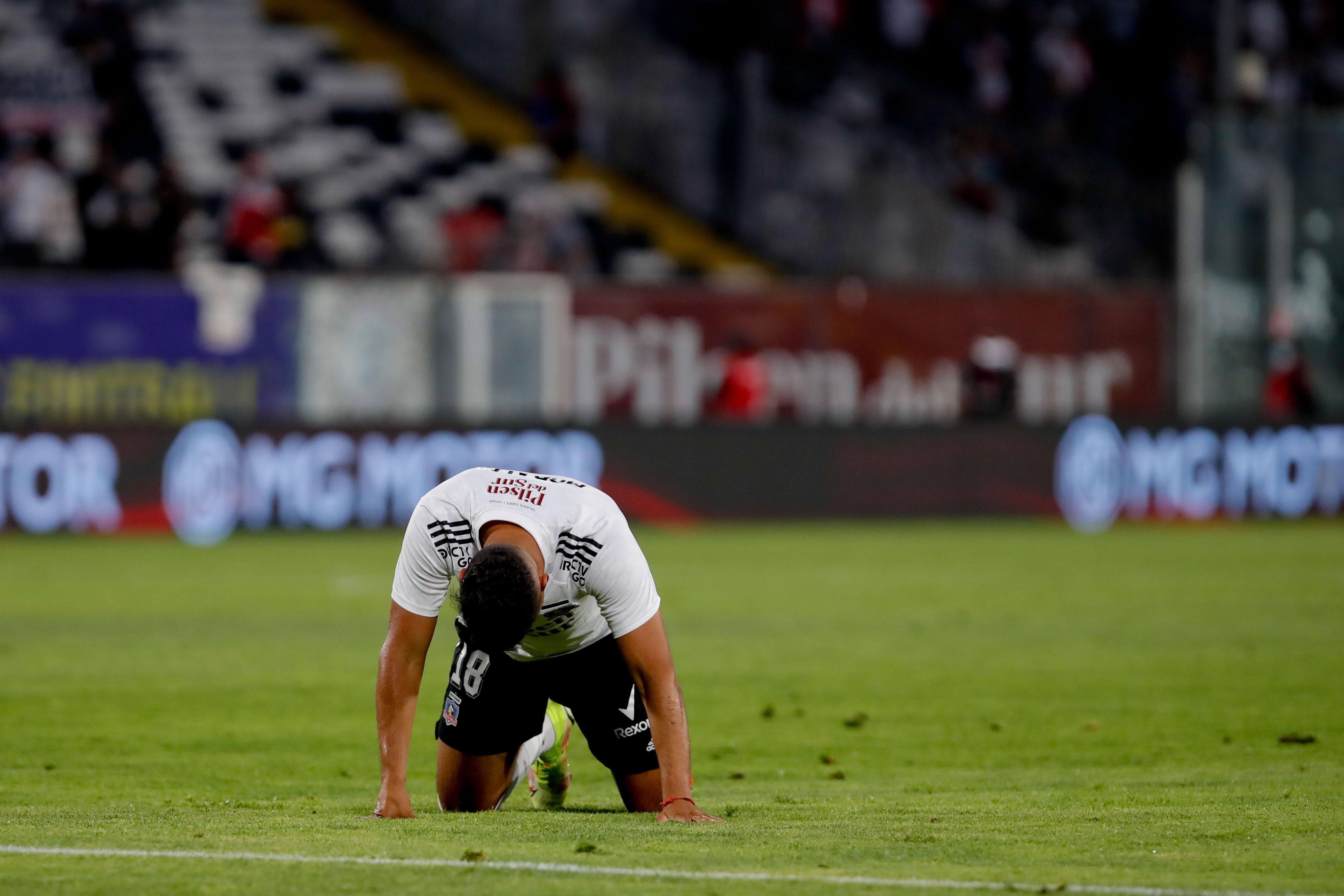 Iván Morales, en el piso, en el duelo entre Colo Colo y Melipilla