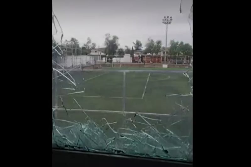 Los vidrios rotos en la sede de Rodelindo Román.