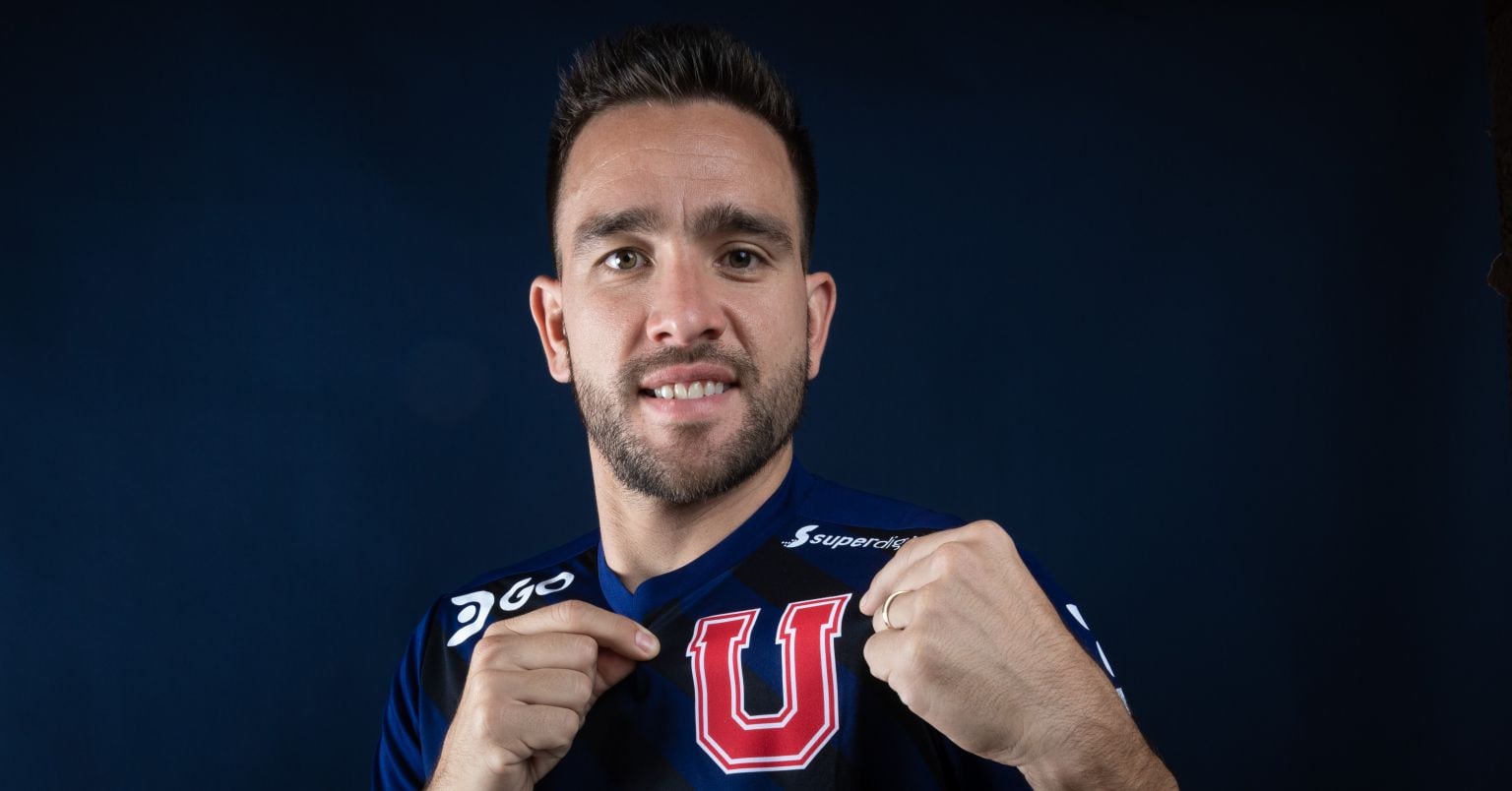 Matías Zaldivia posa con la camiseta de la U