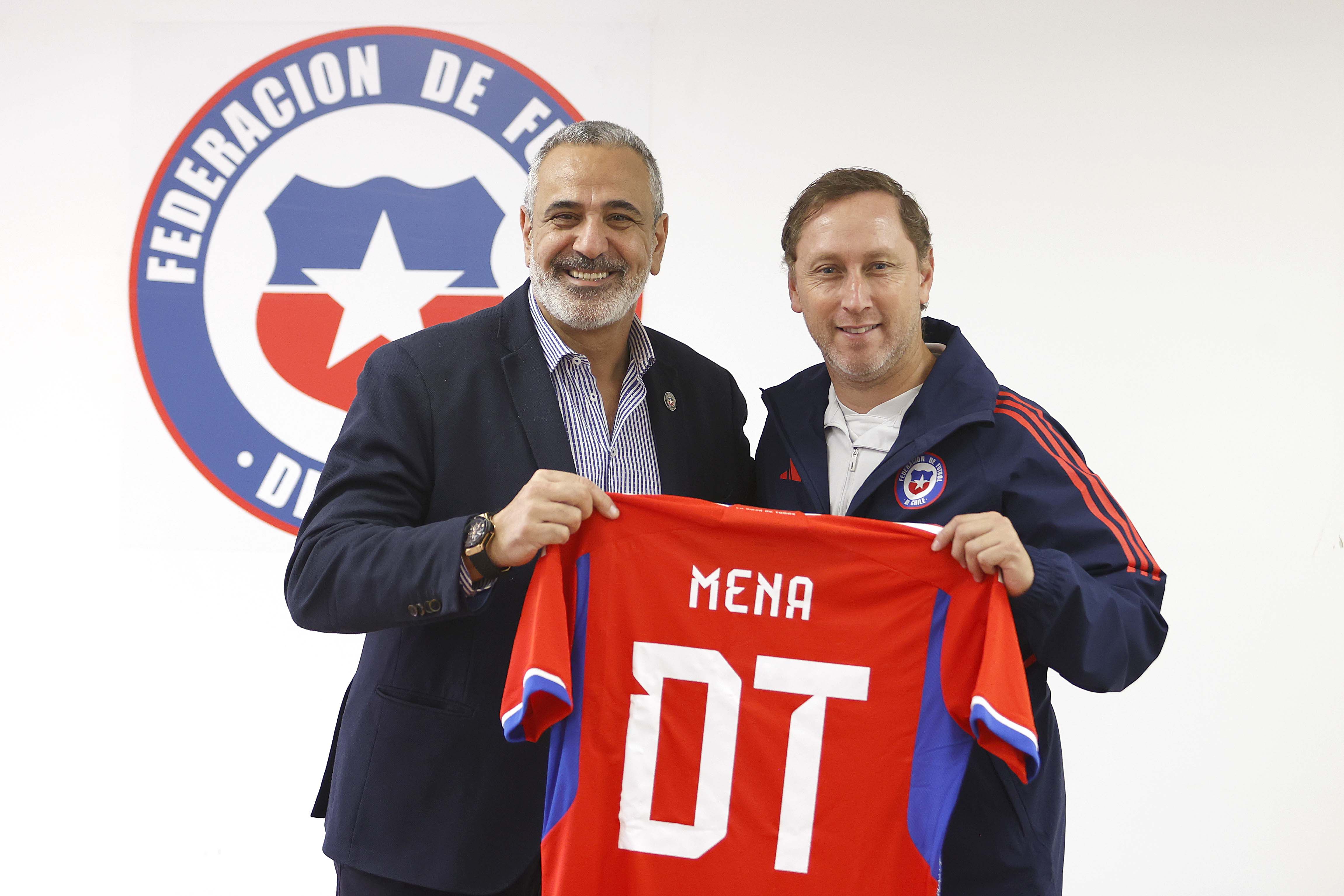 Luis Mena, junto a Pablo Milad, en su presentación como DT de Las Rojas