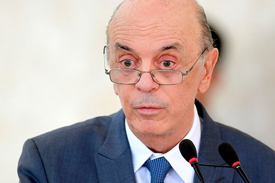 Canciller de Brasil, José Serra, presenta su renuncia por 