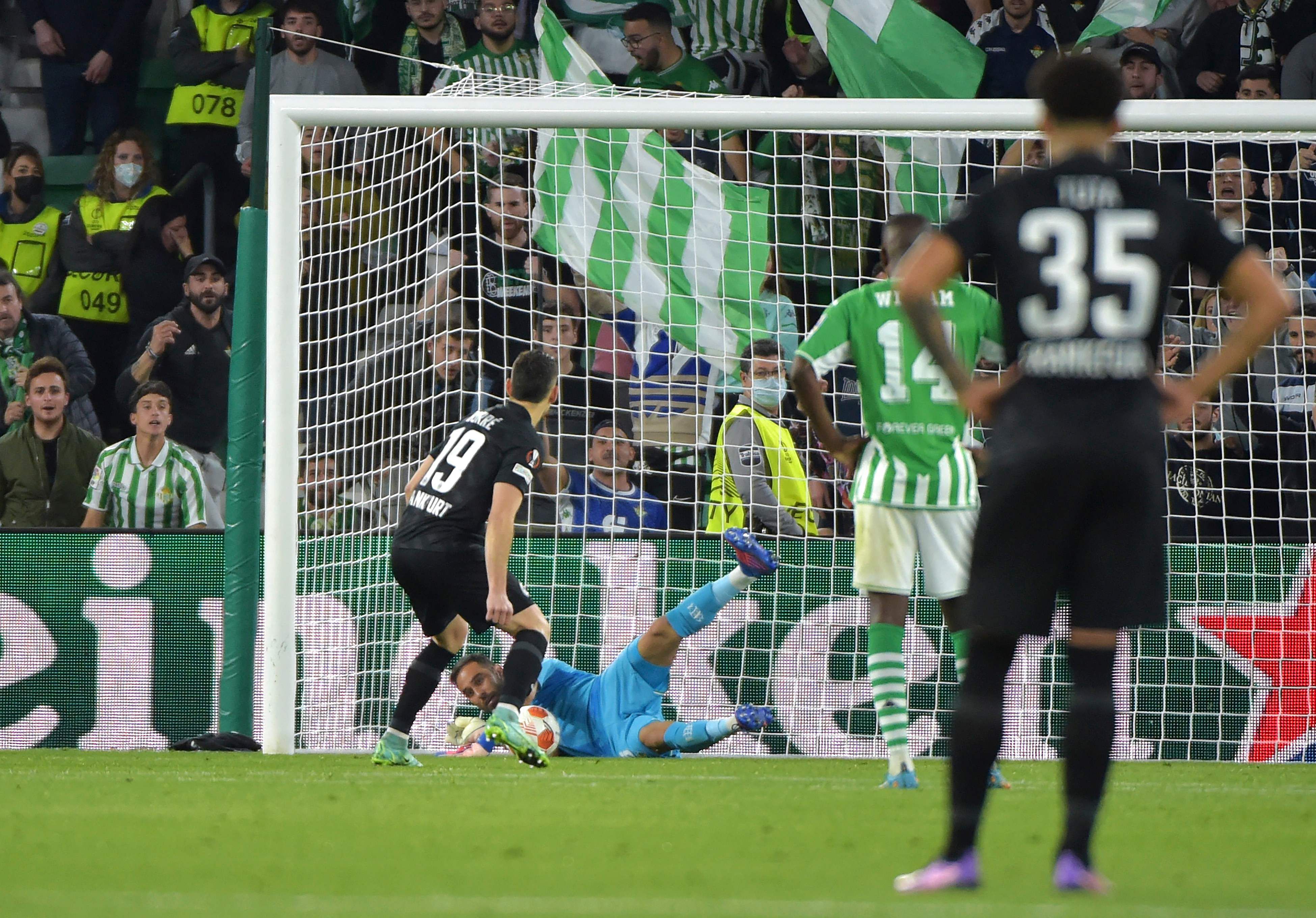 Una tapada de Claudio Bravo en el duelo entre el Betis y el Eintracht Frankfurt, por la Europa League