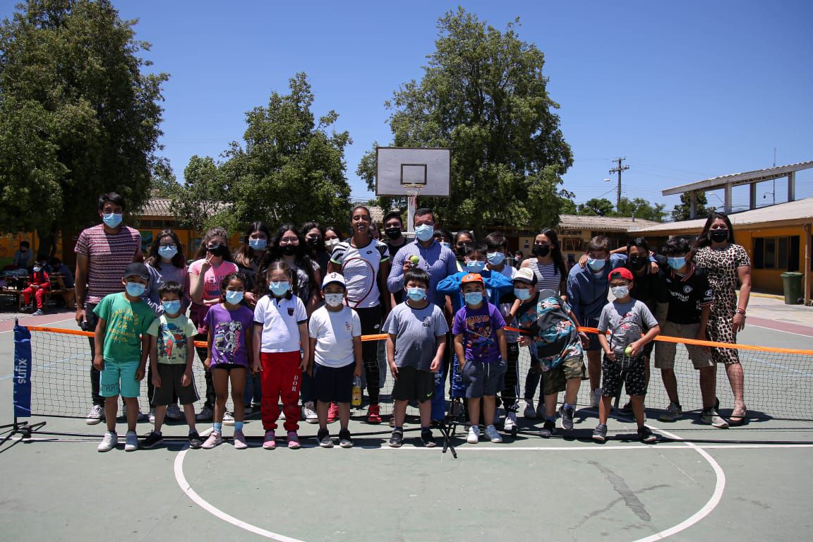 Seguel posa junto a los niños que asistieron al taller de tenis en Casablanca.