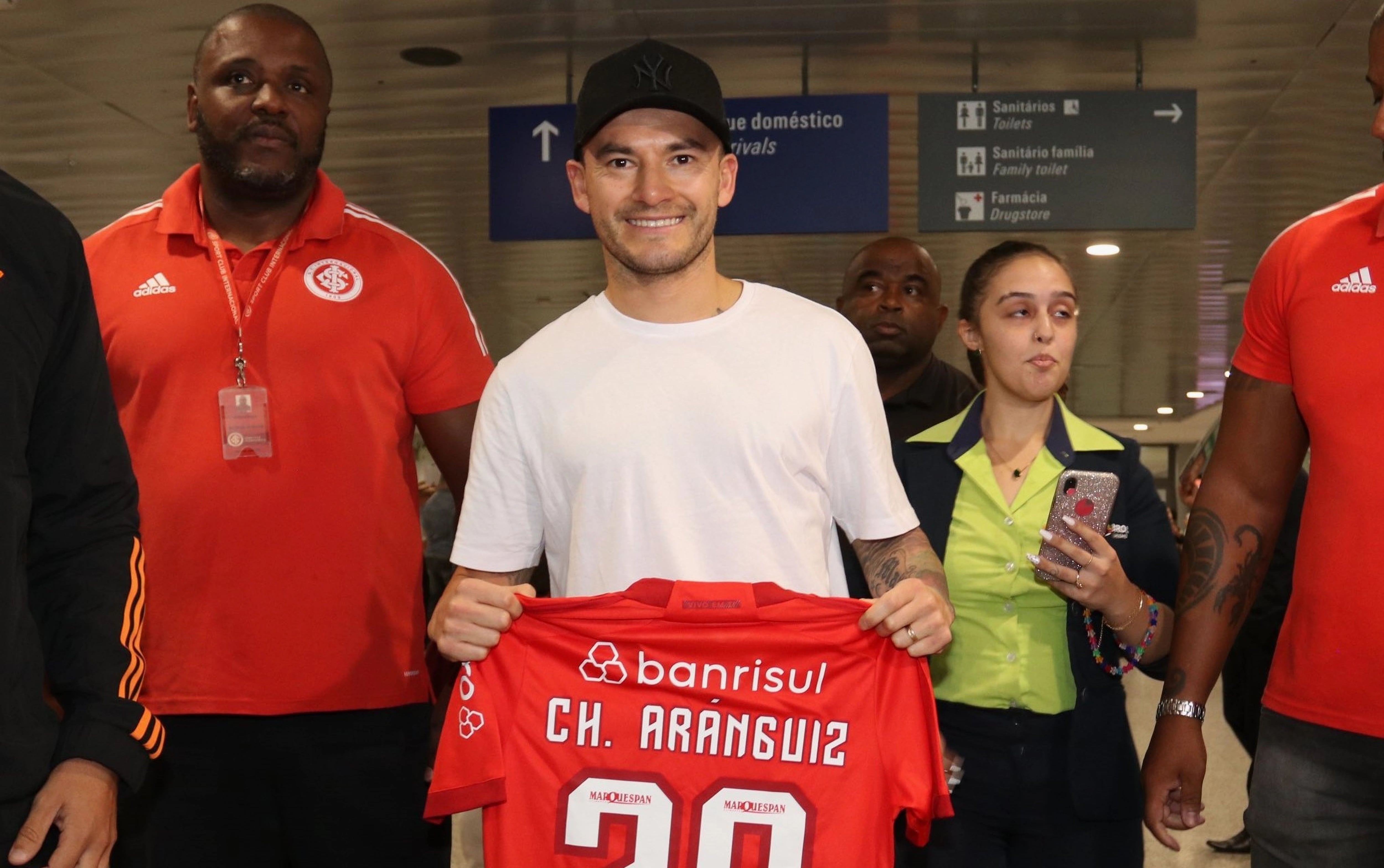 Charles Aránguiz posó con la camiseta del Inter apenas llegó aBrasil.