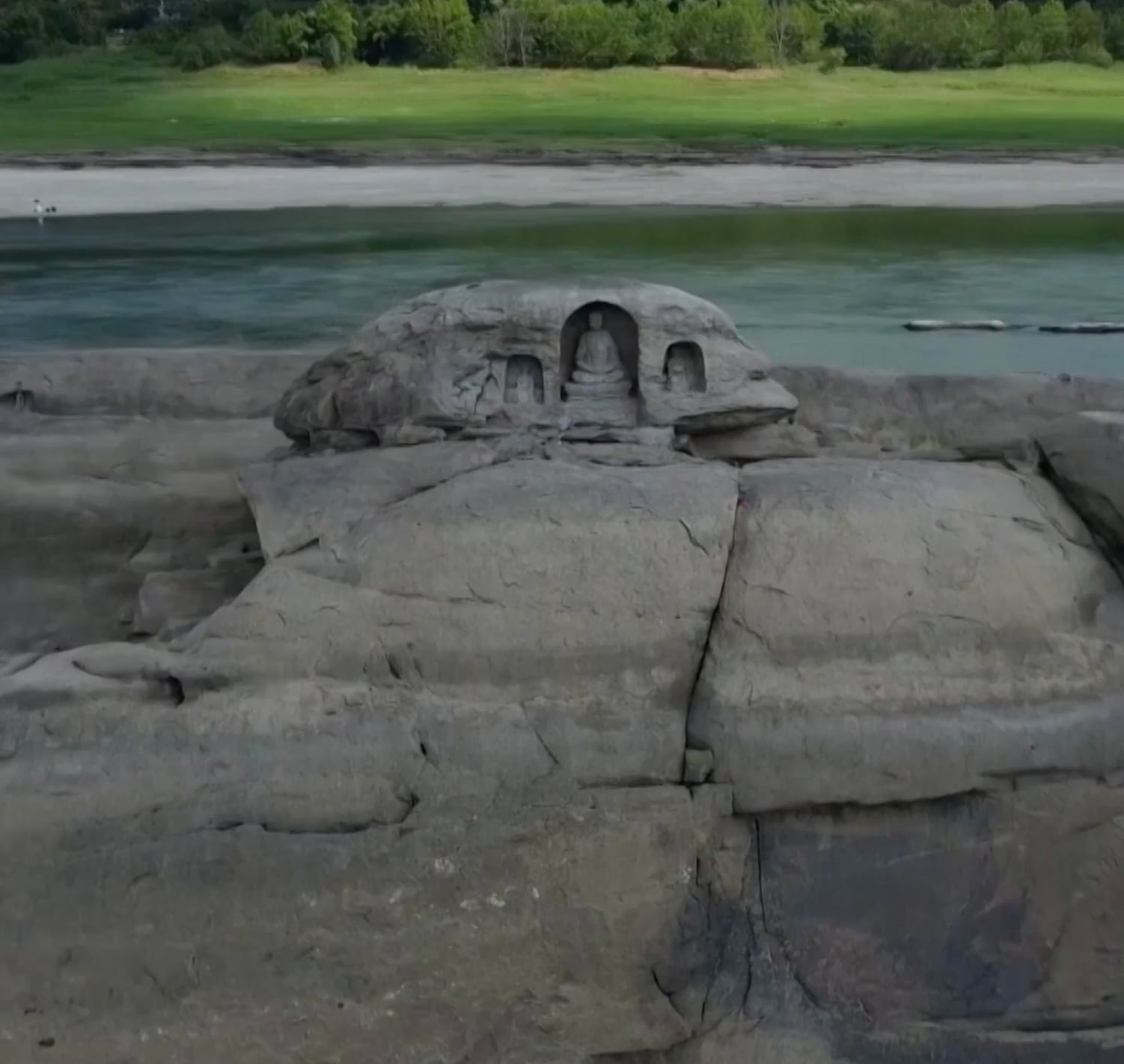 La sequía en China deja al descubierto una isla con milenarias estatuas