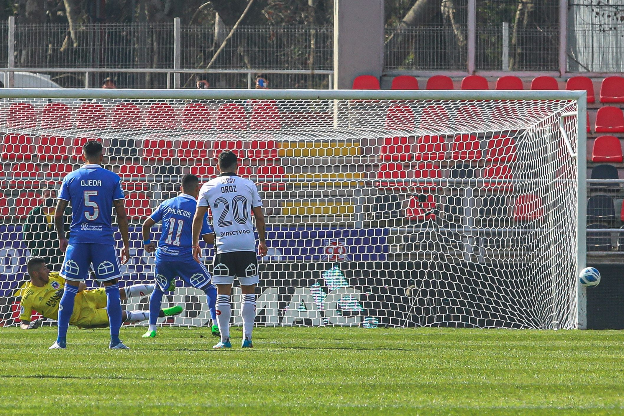 El balón se desvía después de la ejecución de Cristian Palacios, en el penal que pudo  cambiar la historia del Superclásico