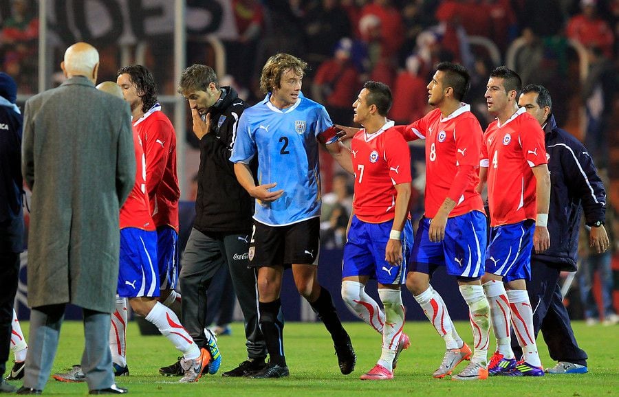 El defensor Diego Lugano en uno de los duelos en que enfrentó a Chile.