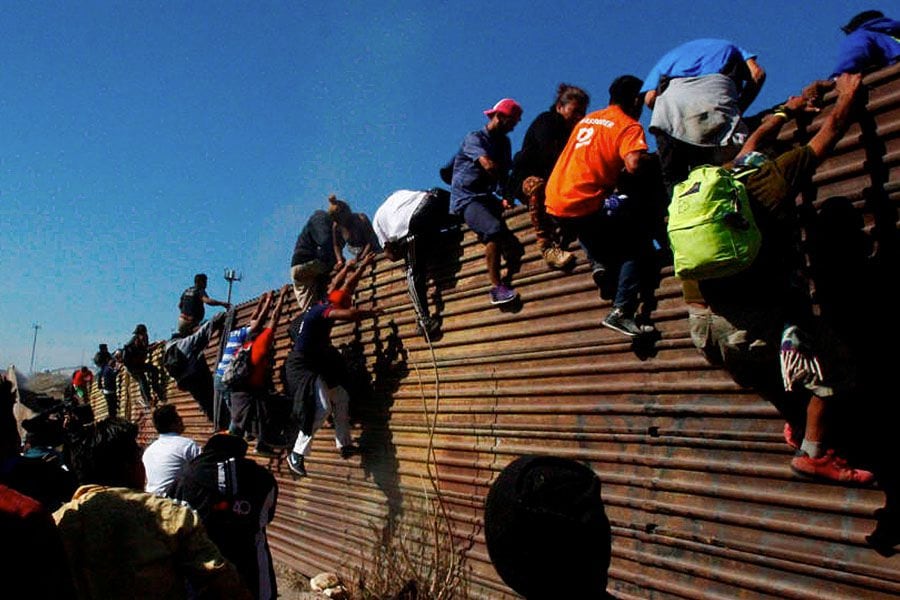 Más De 500 Migrantes Trepan El Muro E Intentan Cruzar A EE.UU. - La Tercera