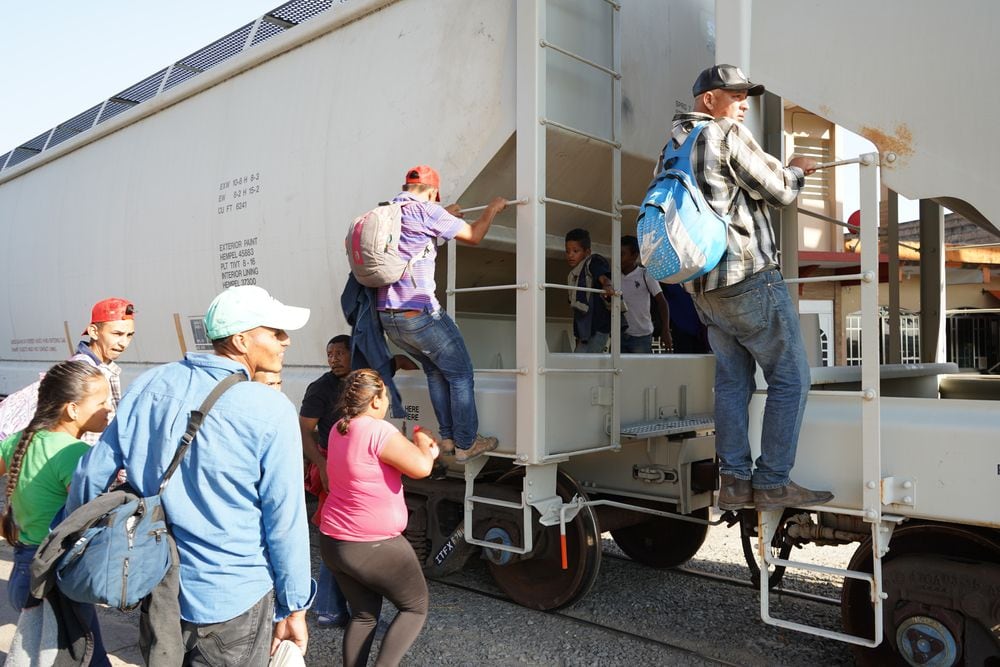 Migrantes subiéndose a trenes para llegar a la frontera norte de México. Foto: MSF.