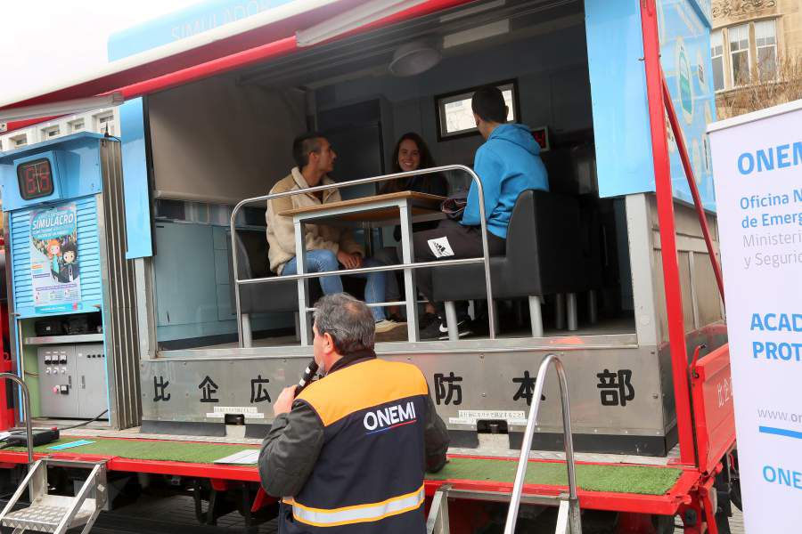 La convocatoria incluyó la muestra de un simulador de terremotos. Foto: Dedvi Missene / La Tercera