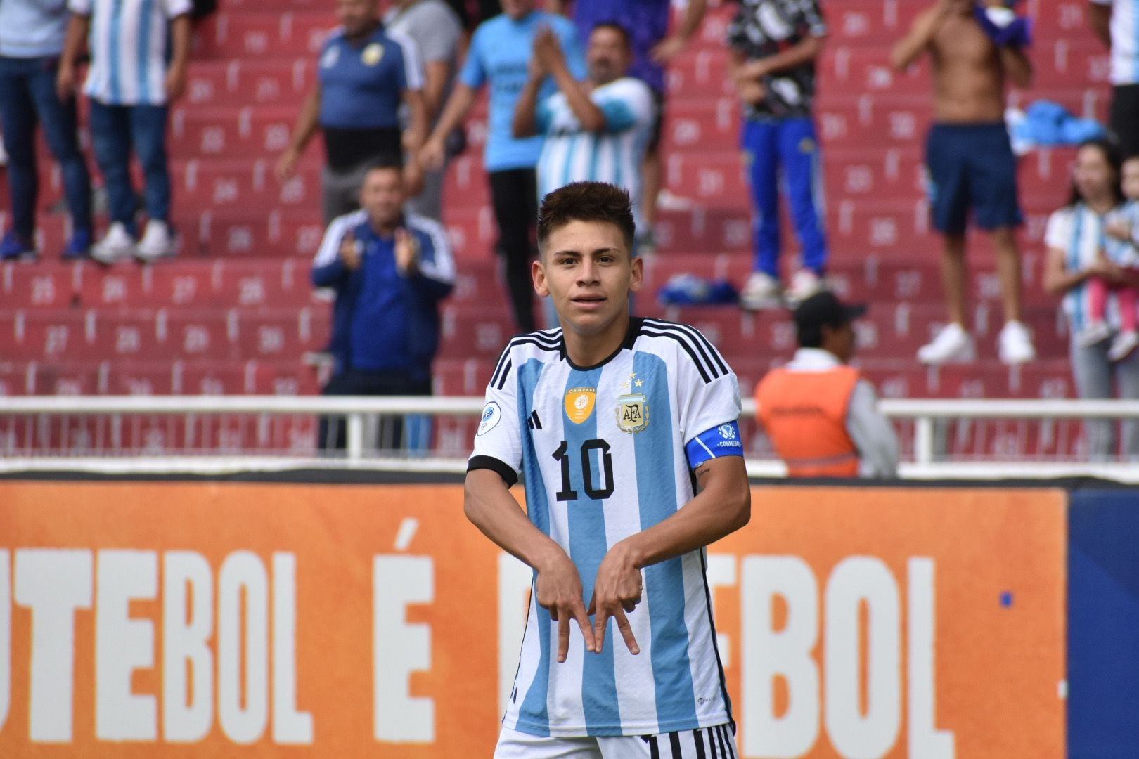 Claudio Echeverri celebra ante Chile