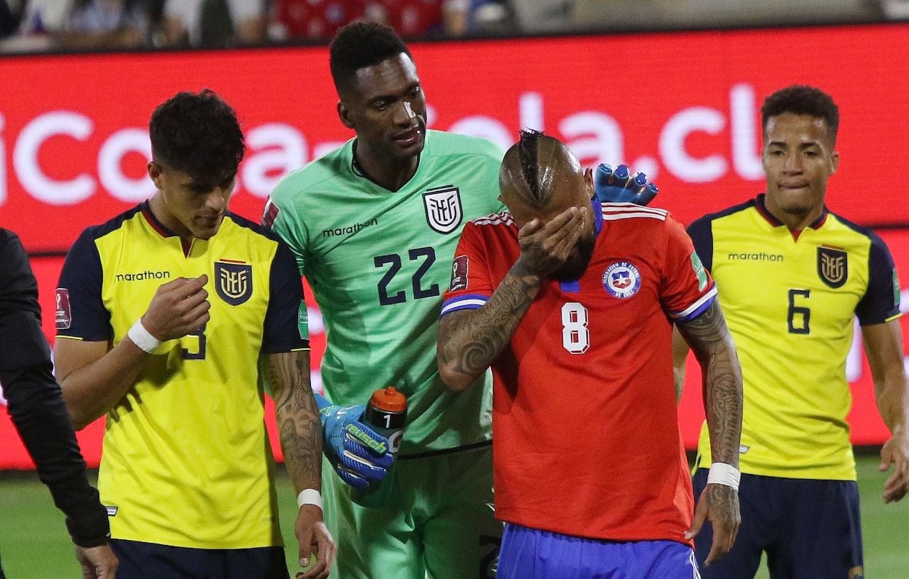 Arturo Vidal, triste, tras la expulsión en el partido ante Ecuador