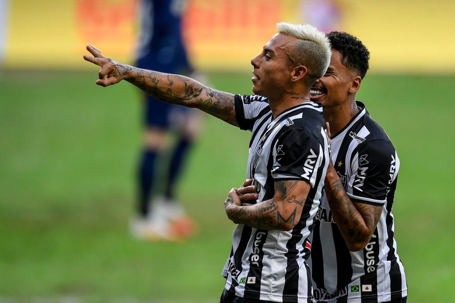 Eduardo Vargas celebra un gol por el Atlético Mineiro.