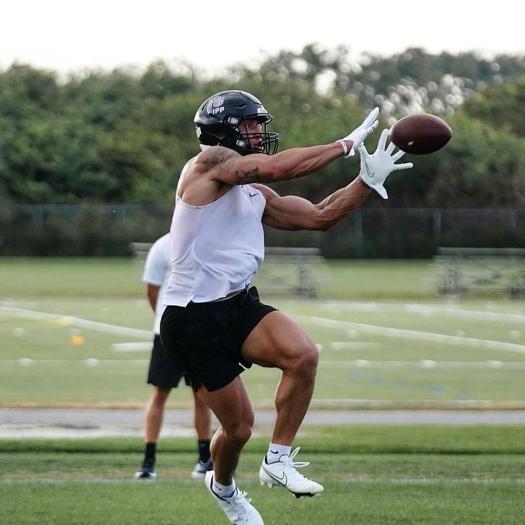 Sammis Reyes durante un entrenamiento. Será el primer chileno en la NFL. Foto: Instagram de Sammis Reyes.