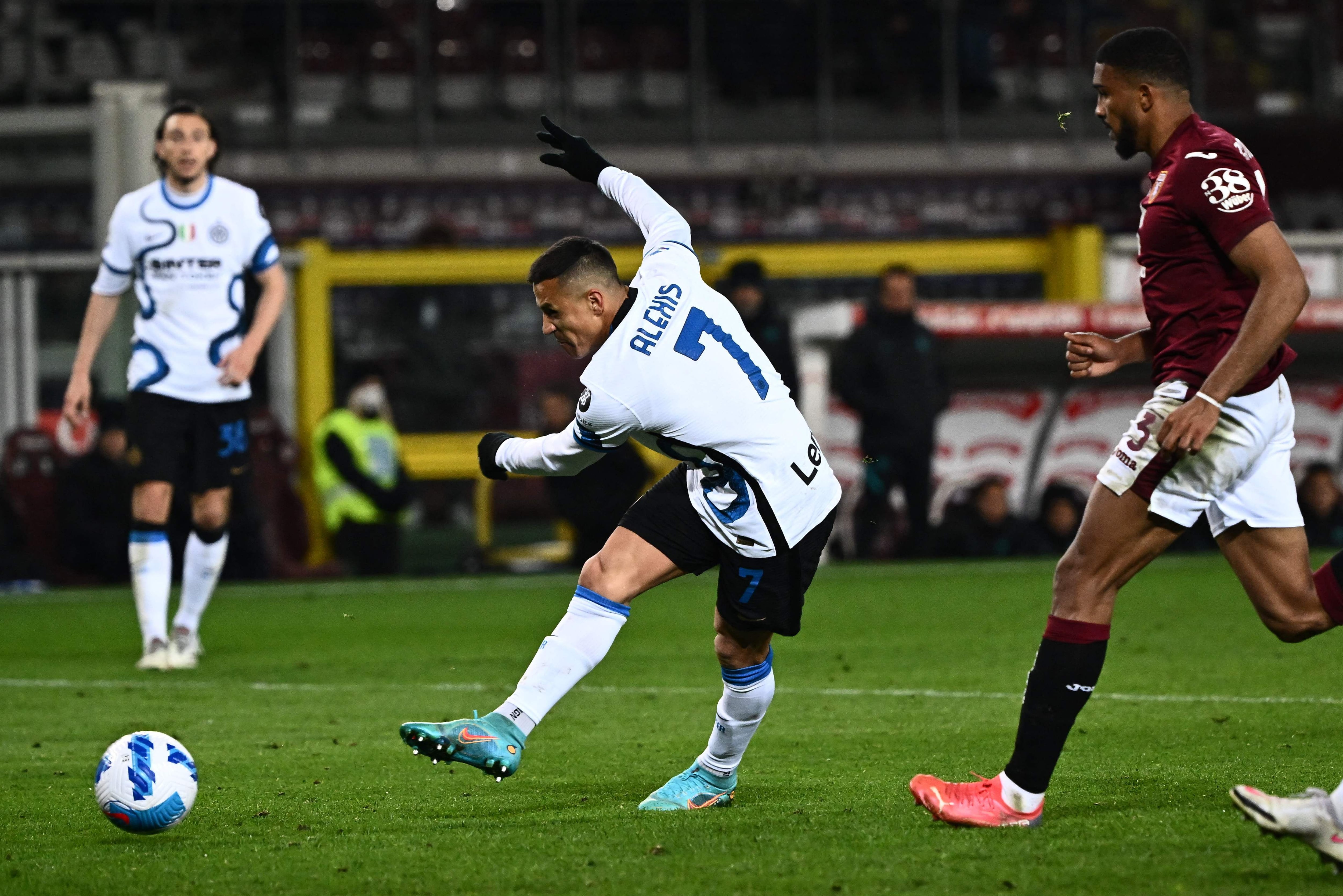 Alexis Sánchez, jugando por el Inter, en un duelo ante el Torino