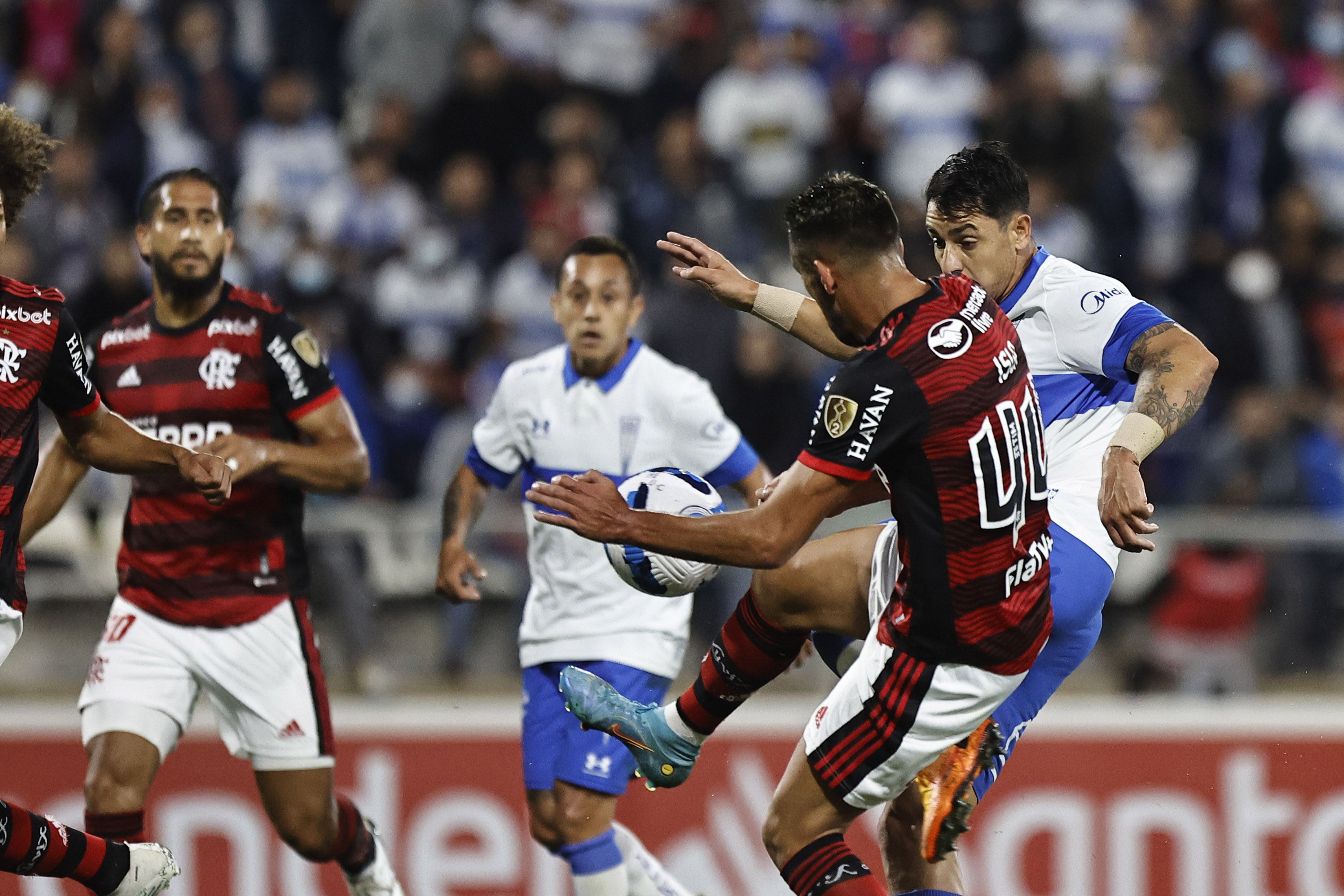 28 de abril 2022/SANTIAGO
Fernando Zampedri celebra su gol en  el partido de Universidad Católica vs Flamengo en el estadio San Carlos de Apoquindo por Copa Libertadores

FOTO: KARIN POZOAGENCIAUNO