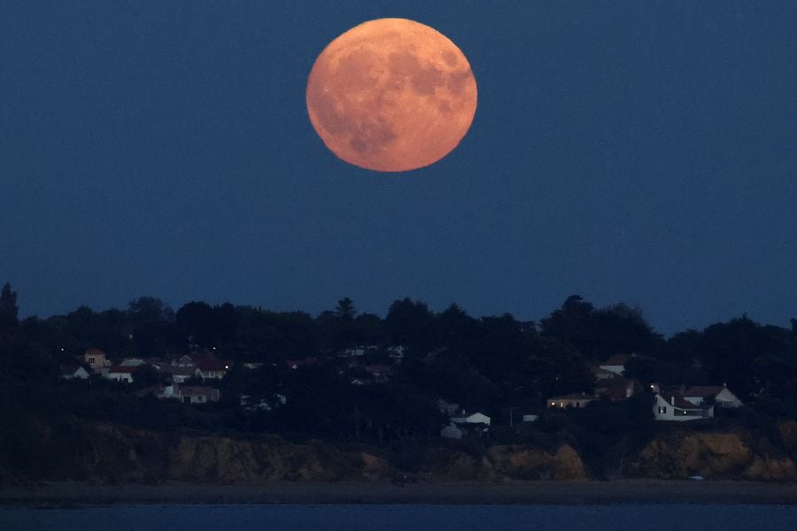 Las increíbles imágenes que dejó la Superluna azul La Tercera