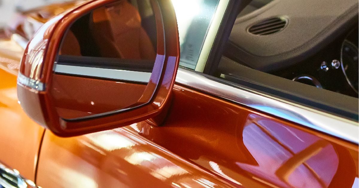 Cómo el espejo retrovisor digital de los autos pasó de ser un lujo a una  necesidad