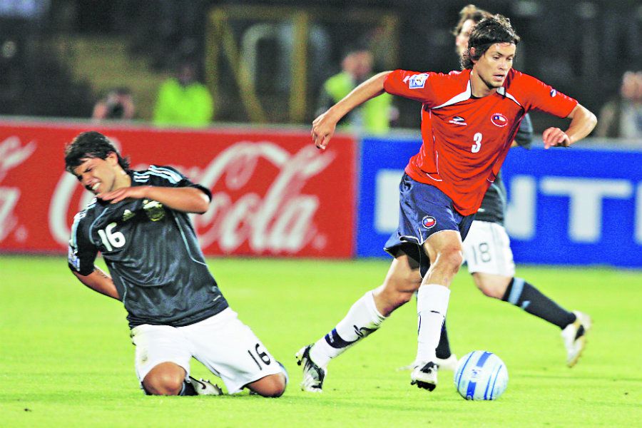 Waldo Ponce jugando frente a Argentina, por la Roja.