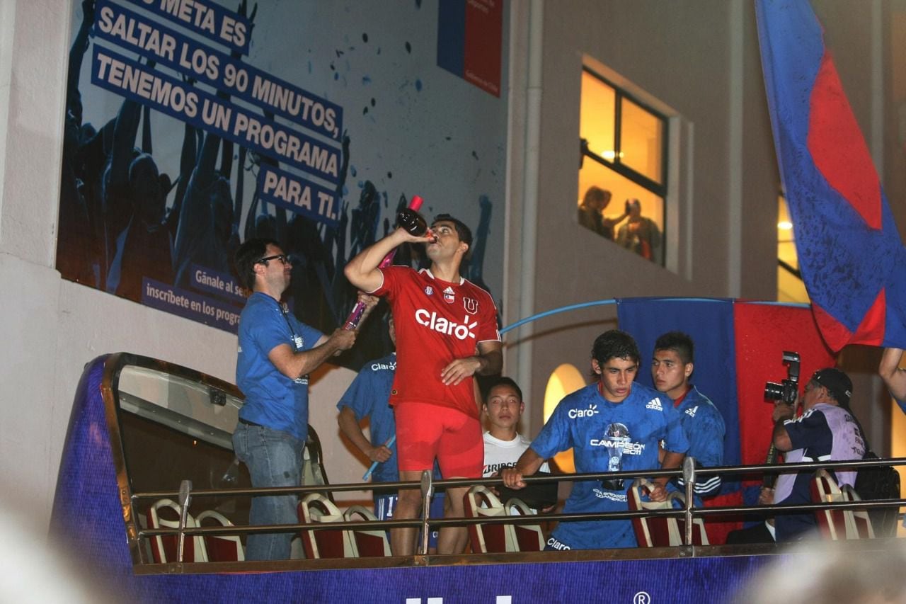 Johnny Herrera, festejando la obtención de la Copa Sudamericana 2011.