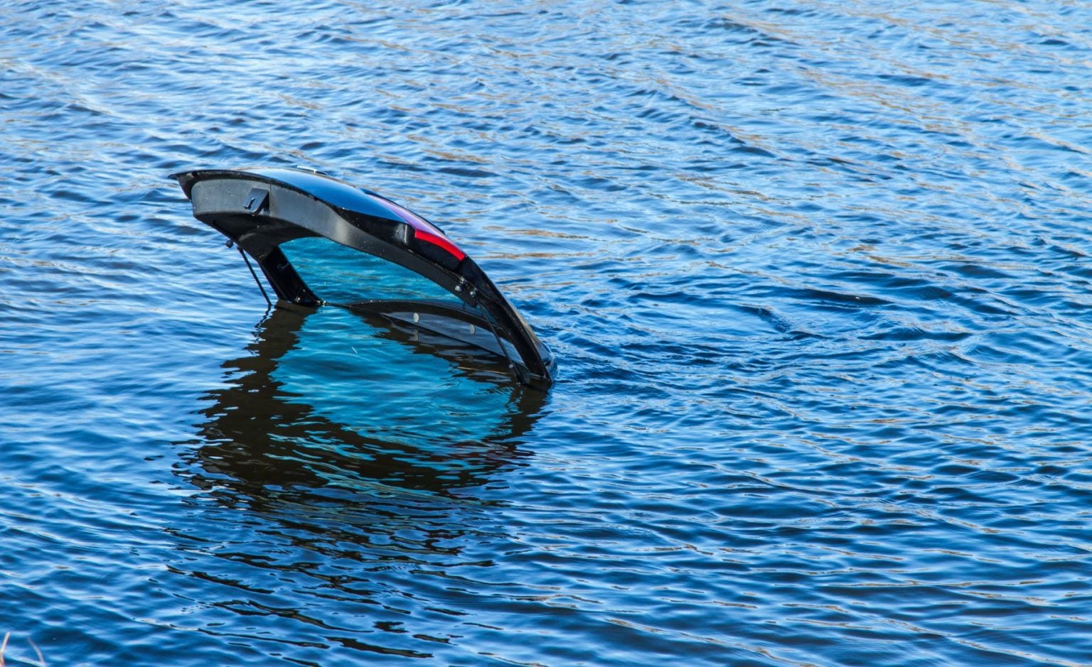 auto bajo el agua