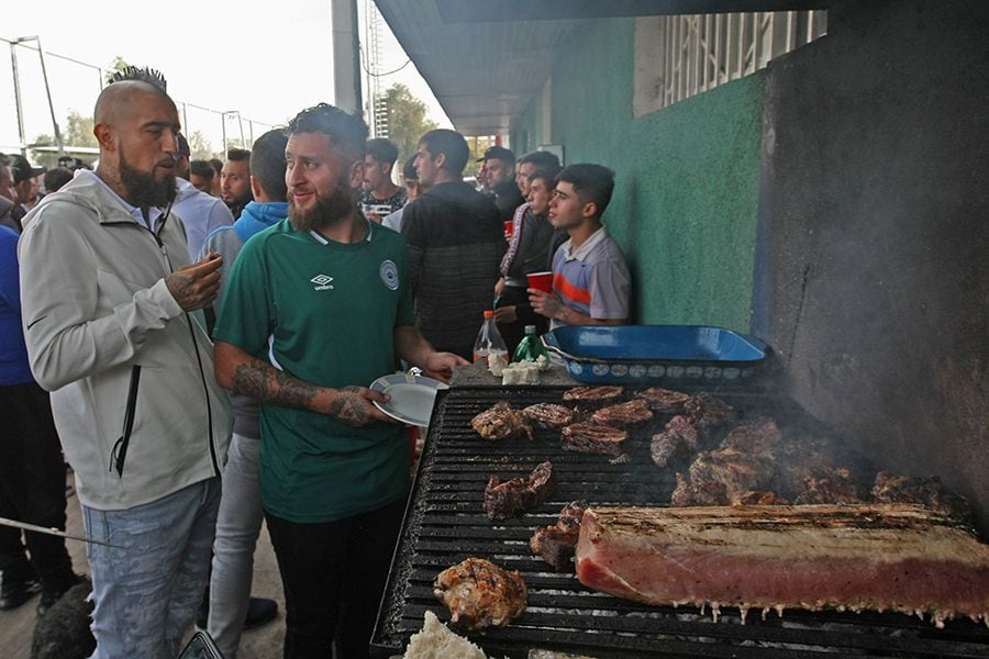 ARTURO VIDAL CON EL RODELINDO ROMAN