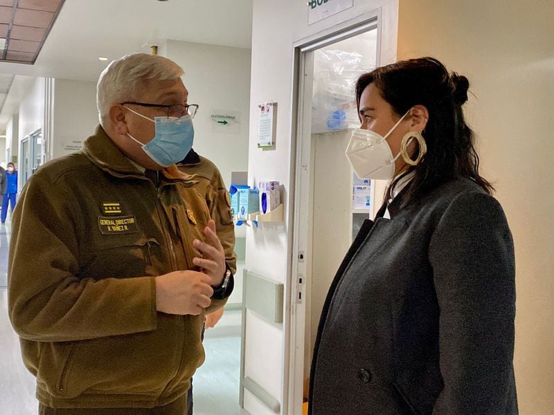 La ministra Izkia Siches llegó al Hospital de Carabineros para conocer el estado de salud de subteniente baleado en La Cisterna.