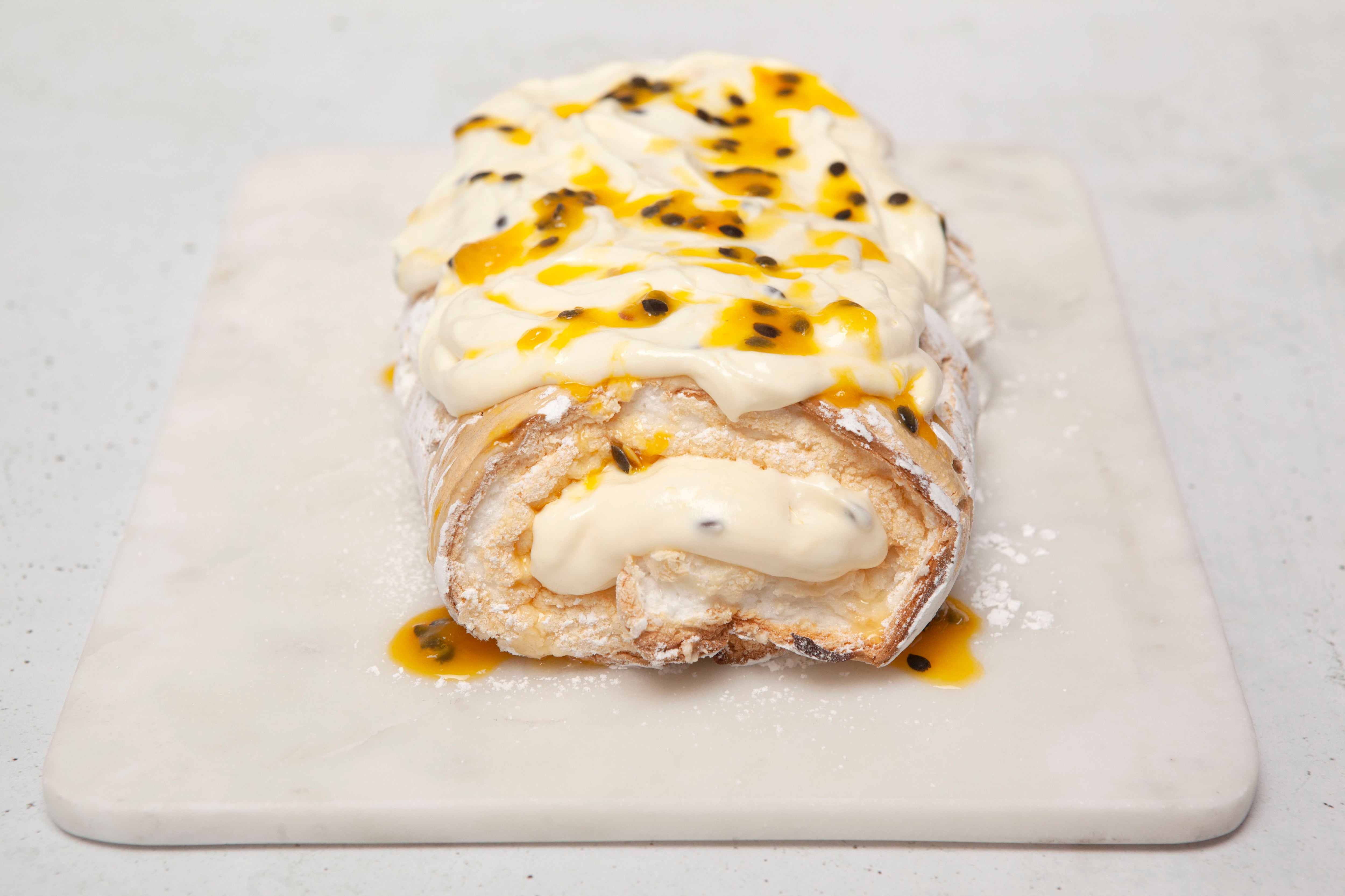 rollo de merengue maracuyá