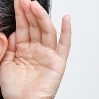 ¿Estás escuchando mal? Por qué reconocer la pérdida auditiva en la edad media es tan importante para detectar otros problemas