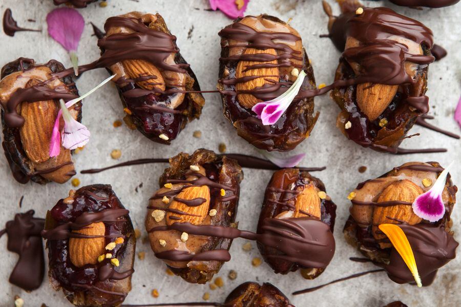 Cómo hacer dátiles rellenos de mermelada y chocolate - La Tercera