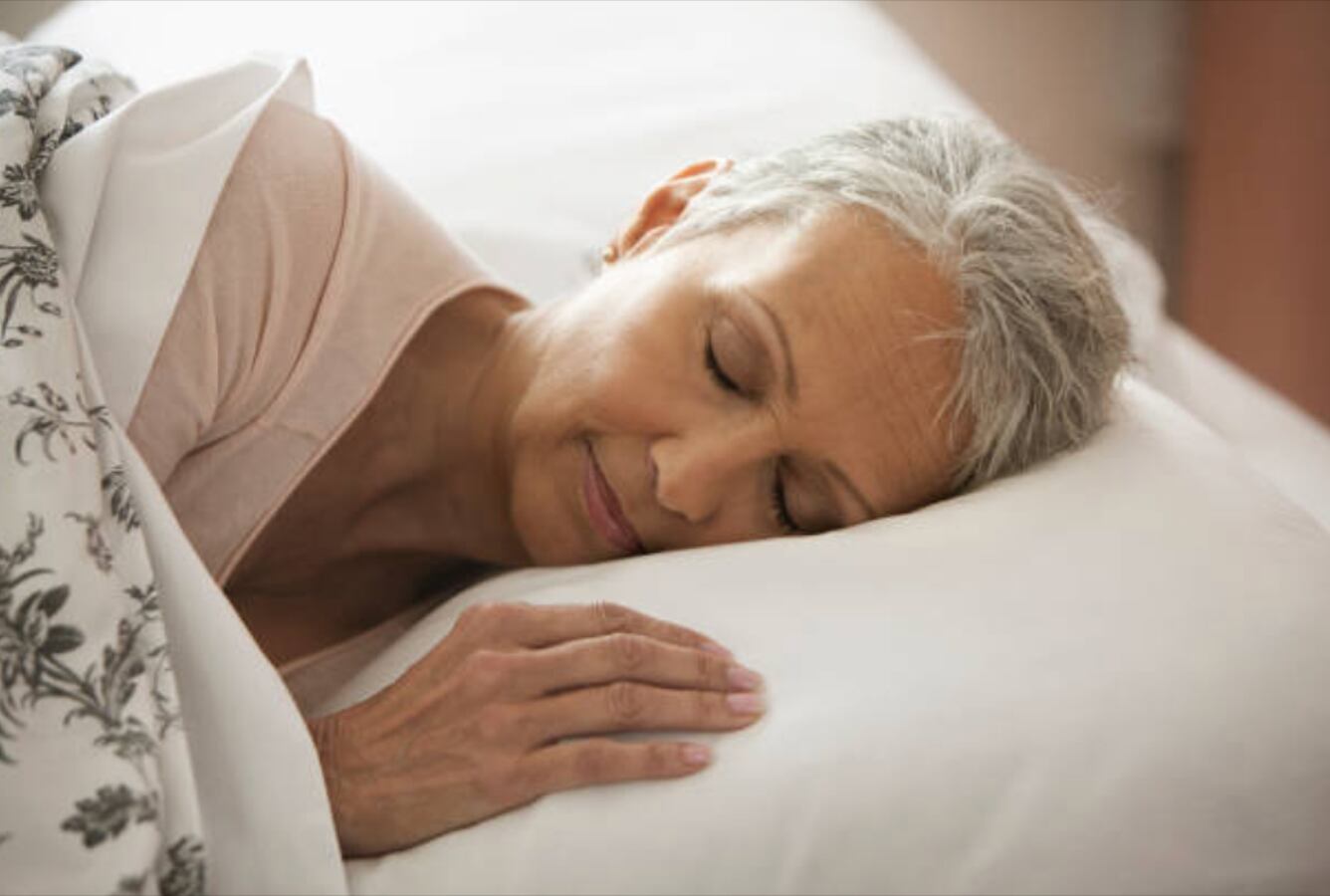 Neuro Espinal - POSTURA PARA DORMIR La persona promedio pasa alrededor de  un tercio de su vida durmiendo, la postura en la cama es tan importante  como la postura de pie o