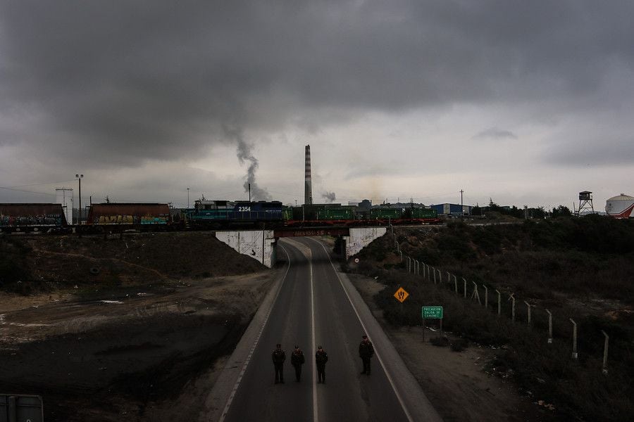 31 de Agosto de 2018 / QUINTERO
Carabineros resguarda la ruta F-30, que une a las comuna de Puchuncaví y Quintero, durante una manifestación ciudadana contra la contaminación.
El sector que comprende a la bahía de Quintero, al puerto de Ventanas y a la comuna de Puchuncaví, se mantiene con alerta amarilla y a más de 300 personas con afecciones de salud debido a la mala calidad del aire tras las emergencias sufridas los días 21 y 23 de agosto pasados, tras la emanación de gases tóxicos desde una de las empresas instaladas en el llamado "Cordón Industrial" de la zona.
FOTO: HANS SCOTT / AGENCIAUNO