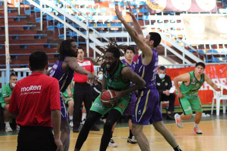 Anthony Allen, de Temuco, cuida el balón ante la marca Joshua Morris y Carlos Aranda, de Puerto Montt. FOTO: LNB.