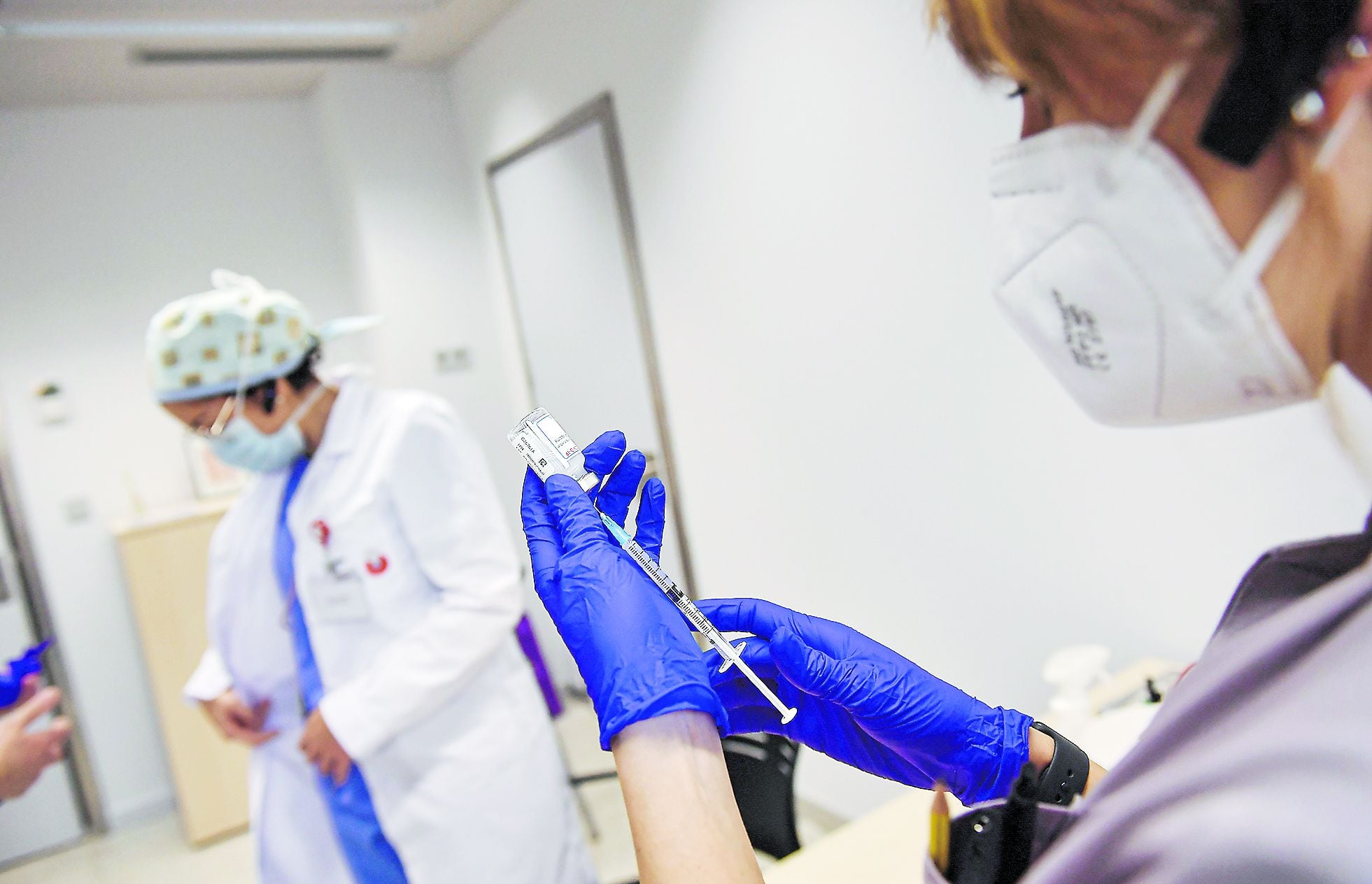 Una trabajadora de la salud prepara una vacuna de Moderna en el hospital San Juan de Dios en Pamplona, España.