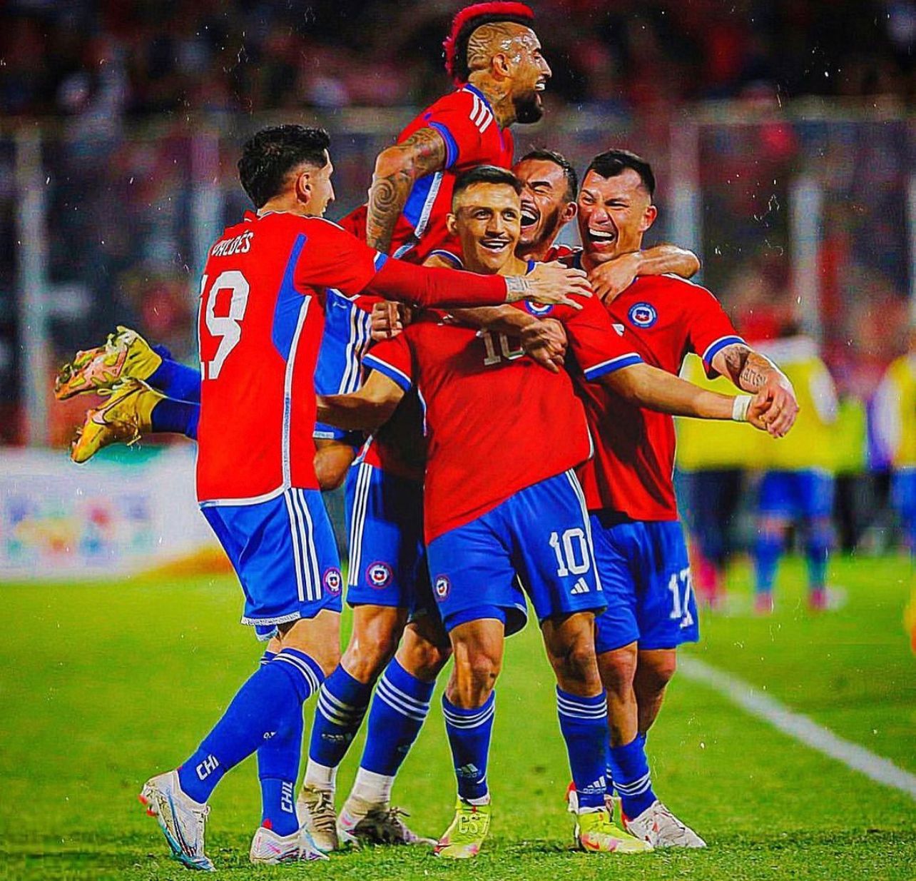 Alexis Sánchez celebra junto a sus compañeros.