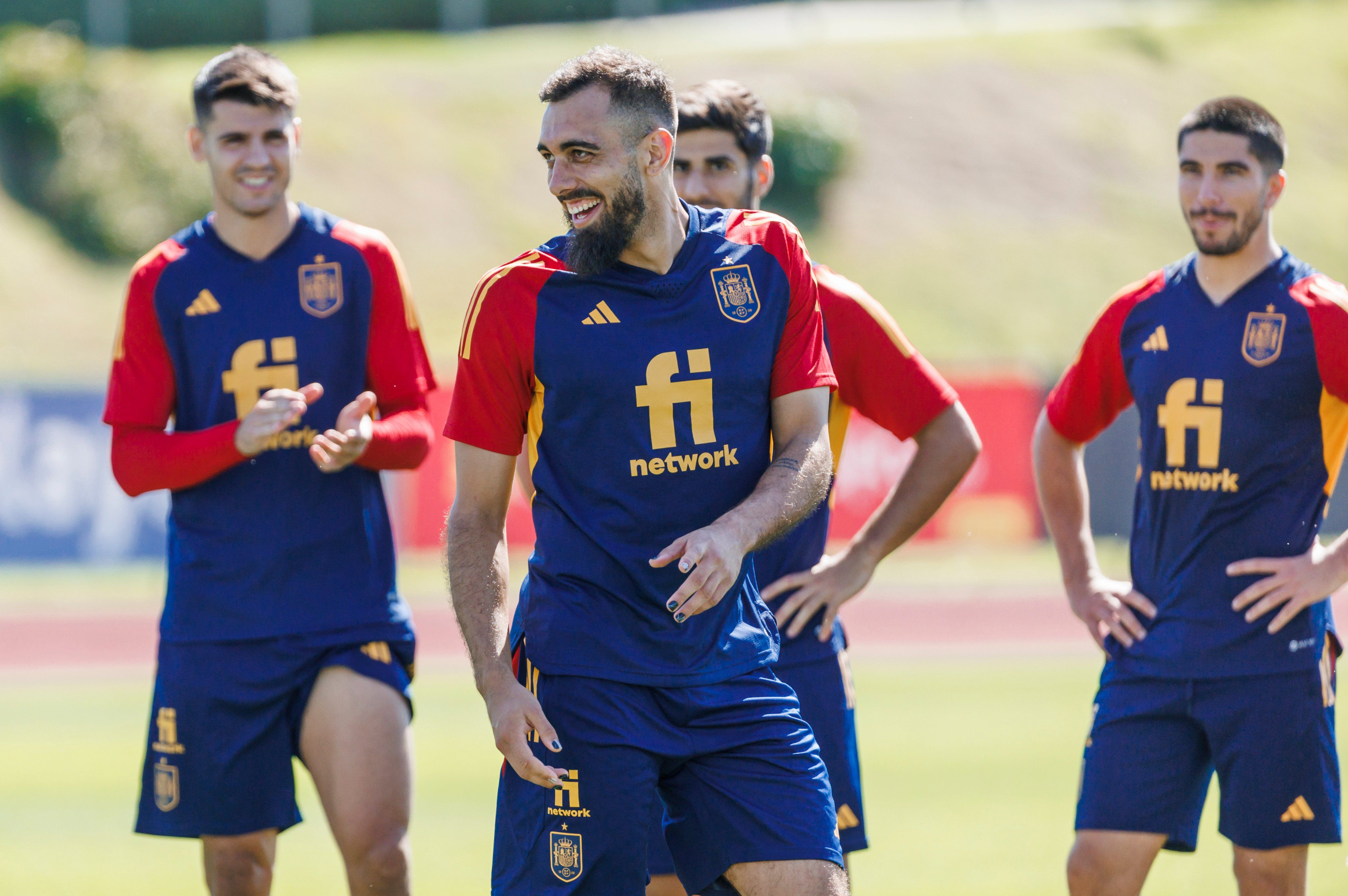 Borja Iglesias, al centro, agradeció a Manuel Pellegrini y al Betis por su llamado a la selección de España.